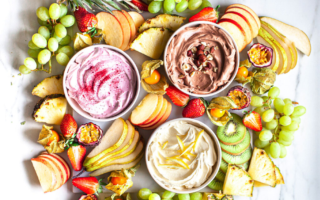 Dip board med tre sorters mousse från Ekströms och färsk frukt