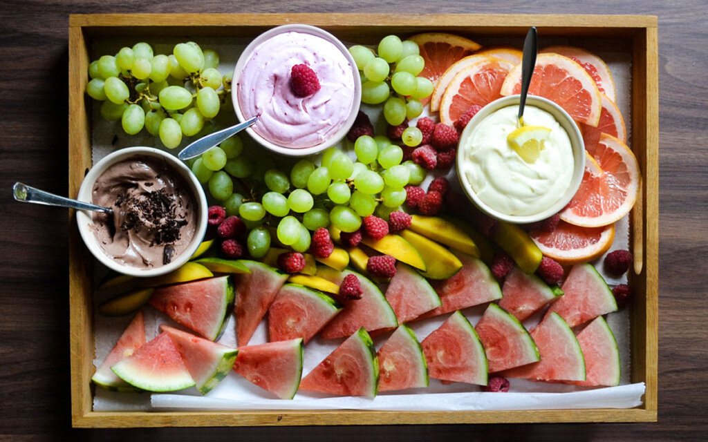 Receptbild på dessertboard med frukt och mousse - Ekströms