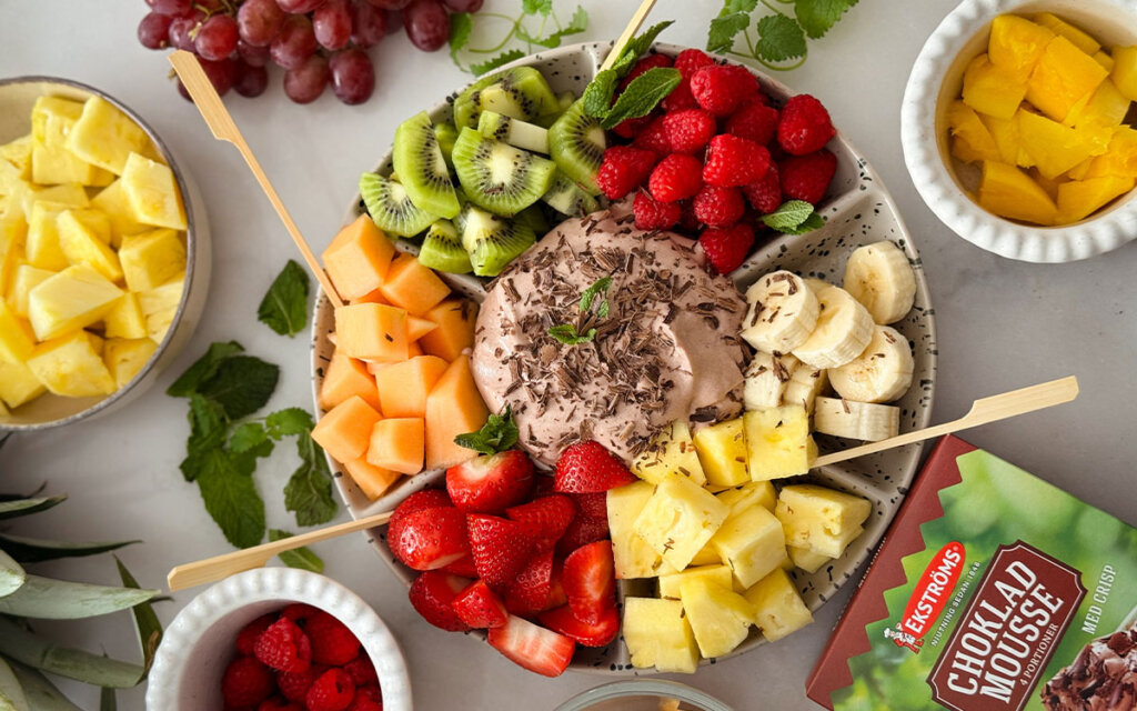 Dessertboard med färsk frukt och EKströms mousse